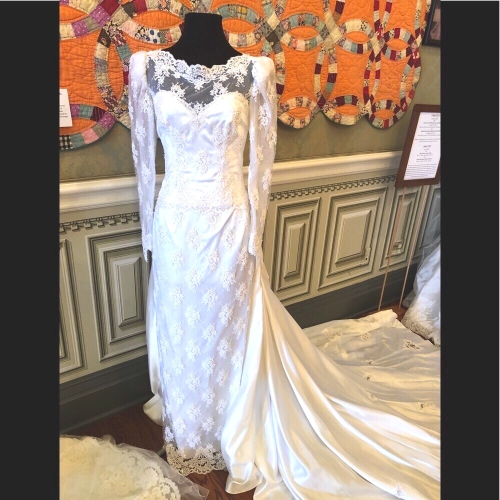 Luxury VTG 80’s Crystal& lace wedding gown With trimmed satin train.